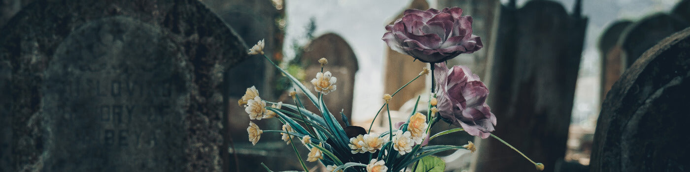Cette image montre un bouquet de fleurs artificielles pour cimetière