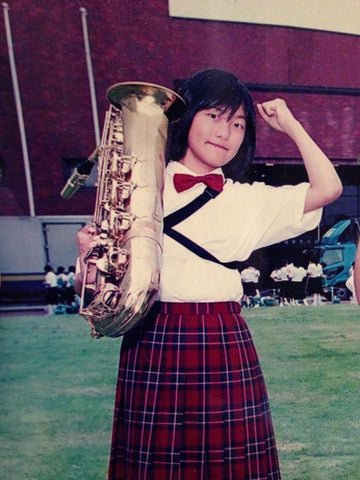 Sumika au saxophone baryton