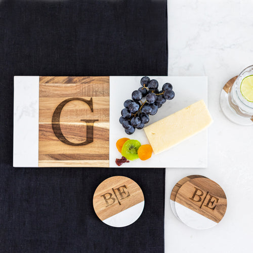 https://cdn.shopify.com/s/files/1/0570/4935/0281/products/Rectangle-Marble-Acacia-Board-Initial-Coaster-Set_500x500.jpg?v=1681153312