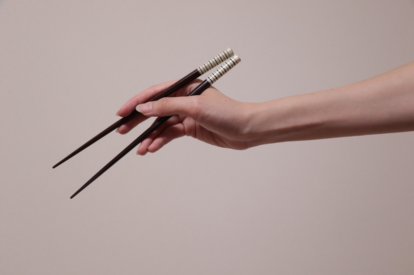 The way to hold and use chopsticks properly
