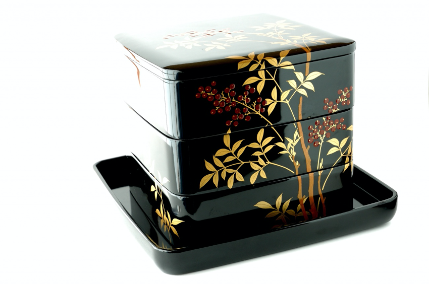 Black lacquer box with shell decorations