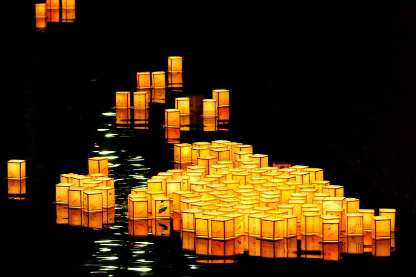 bellissime lanterne sul fiume di notte