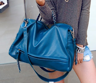 Túi màu xanh nổi bật với đinh tán