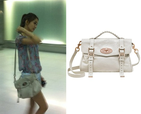 Yoona cùng chiếc túi Alexa leather bag