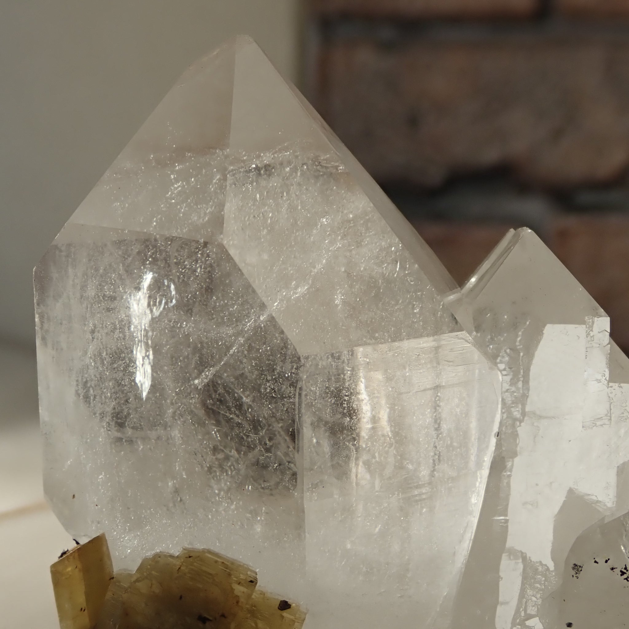 水晶(石英)黃銅礦共生Quartz with Chalcopyrite – Mineral Cave HK