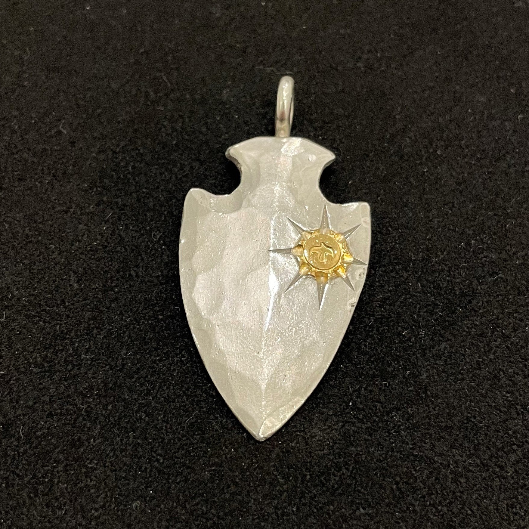 Arrowhead with K18 Gold-Metal on Side - Large | Goros Dealer