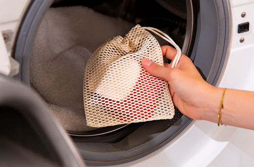 Eponge lavable INGA dans un filet à linge allant à la machine à laver