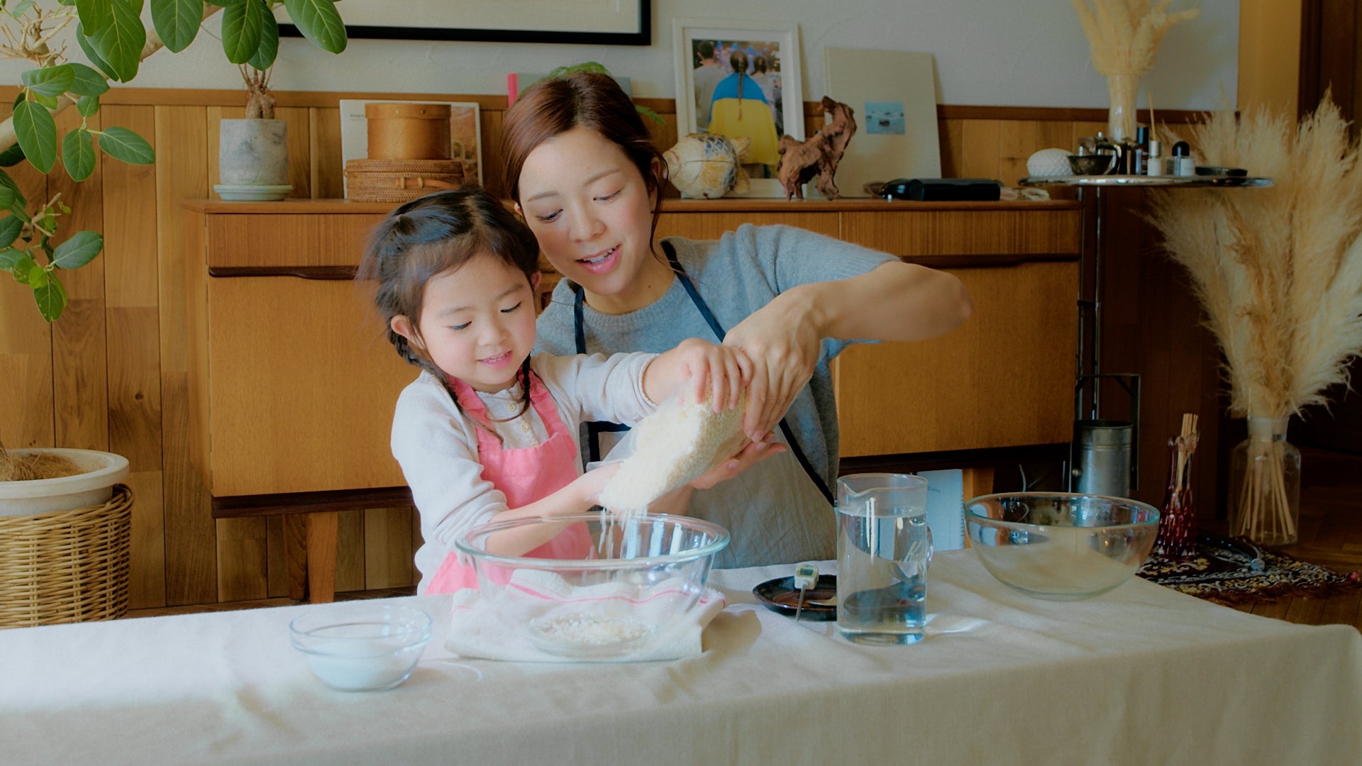 麹を使った料理をたのしむ親子