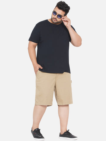 A Model Wearing Plus Size Shorts from Jupitershop