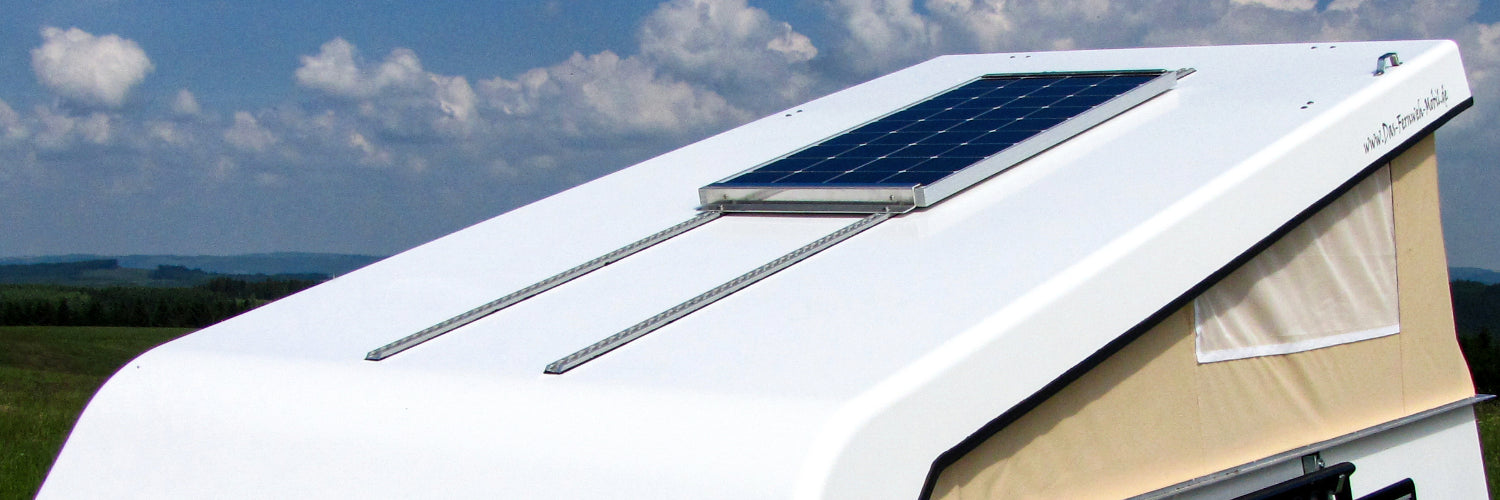 Solarpanel auf einem Hubdach Camper Van montiert auf Airlineschienen