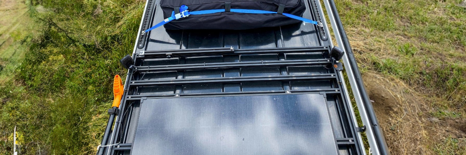 PV-Modul installiert auf dem Dach eines Camper Vans