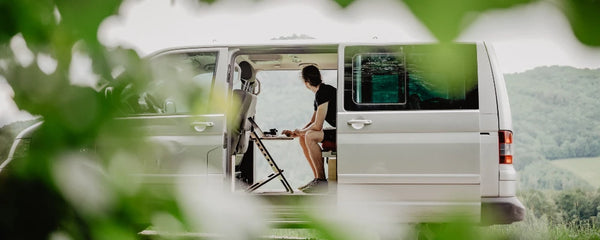 Digital nomad travaillant dans son van