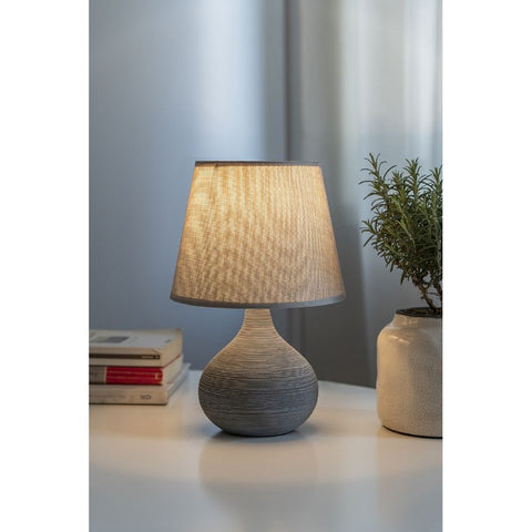 Lampada da tavolo lume abat jour con base rotonda in ceramica grigia decoro rigato con paralume in stoffa