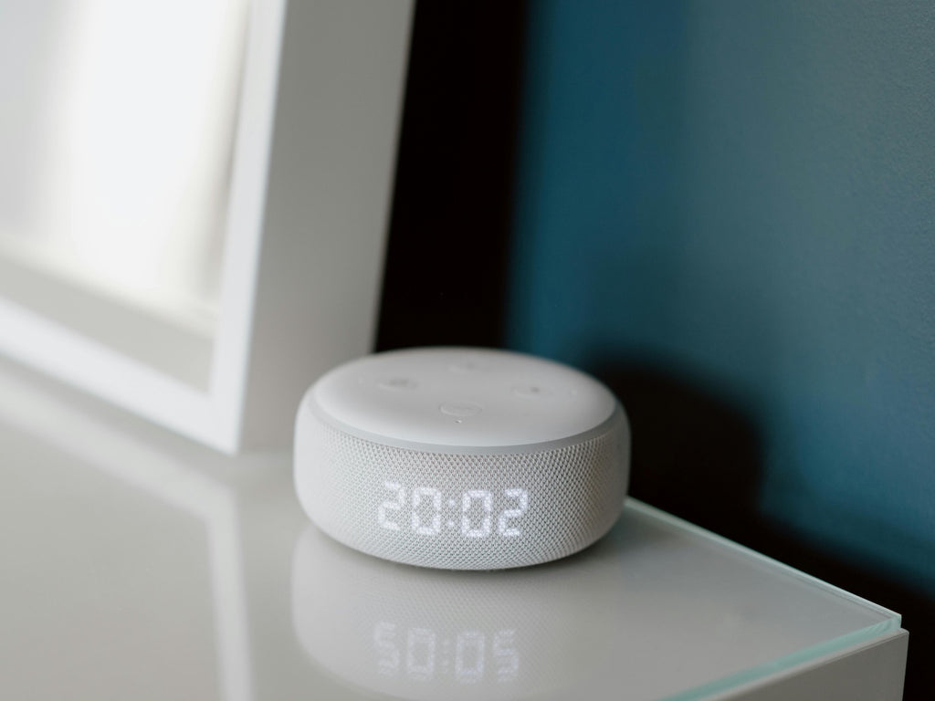 Bocina inteligente Alexa con reloj para rutina domótica