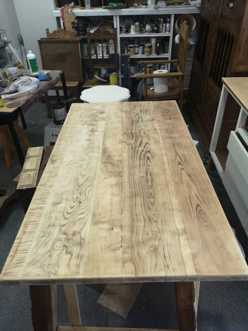 mesa antigua de madera roble claro