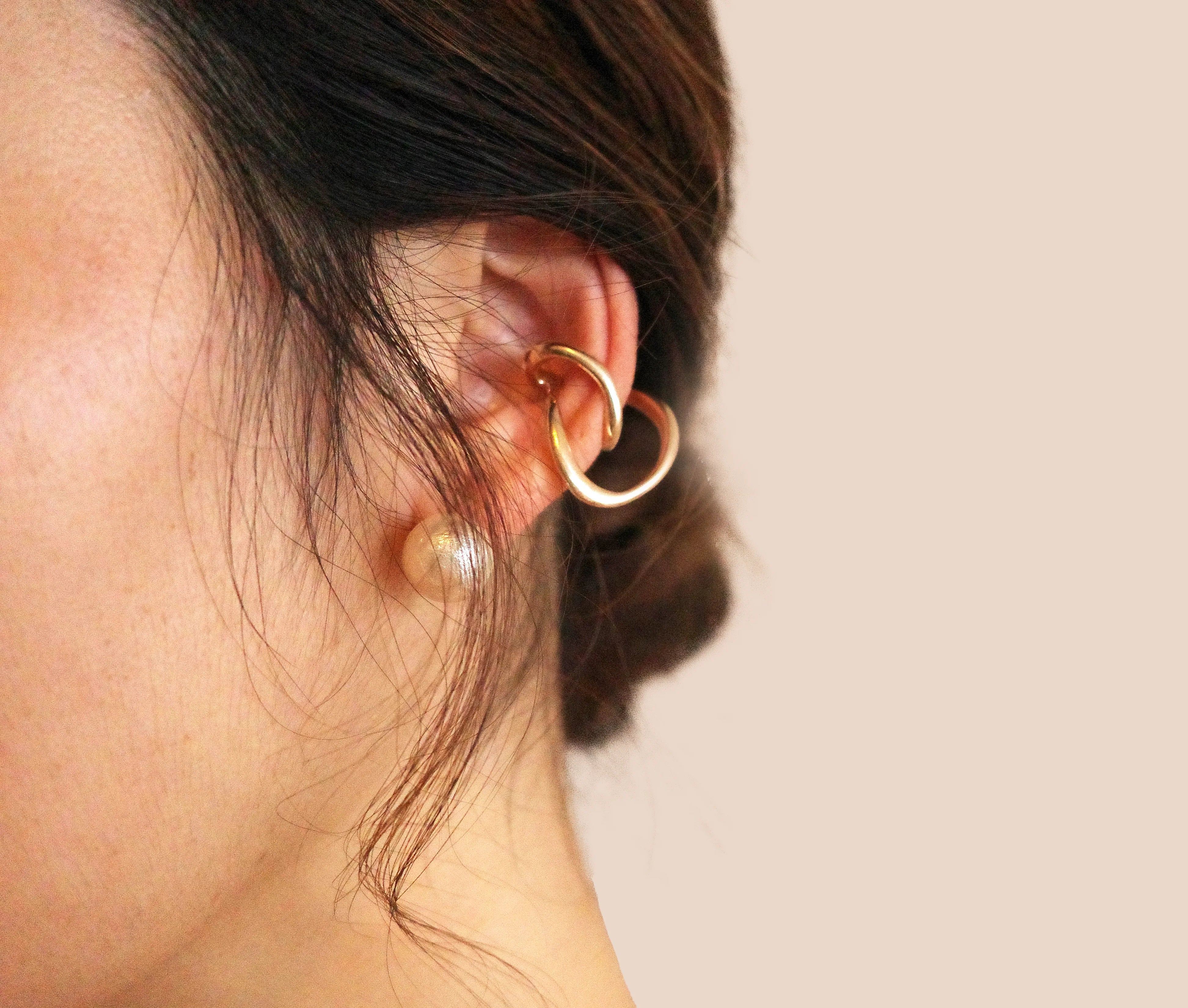 q paris(キューパリ) キューパリのイヤーカフ「グレース」をパールアクセサリーとあわせている女性の耳
