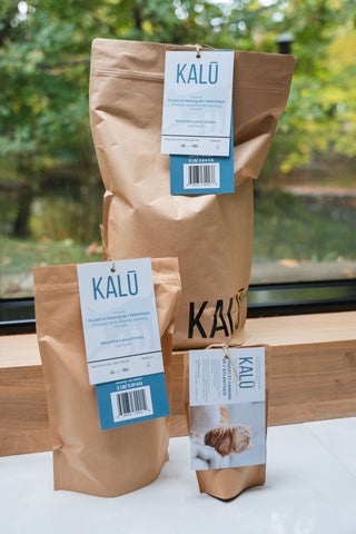 sacs compostables KALŪ de différents formats près d'une fenêtre