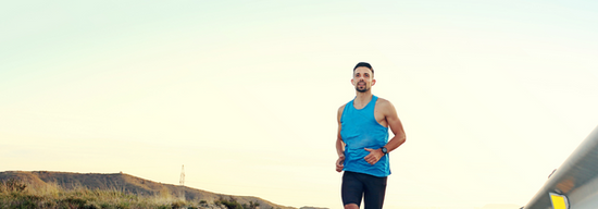 Un hombre corriendo con sus AirPods Pro puestos