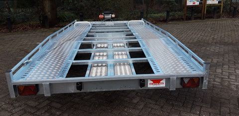 Aluminium oprijplanken in slede van Wico autotransporter