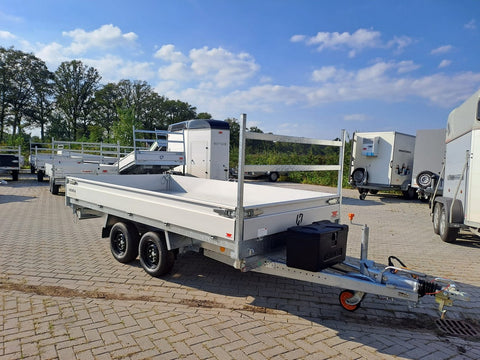 Zwart gecoate velgen bij Henra kipper 3500kg