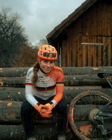 Mountain-Bikerin sitzt neben Fahrrad