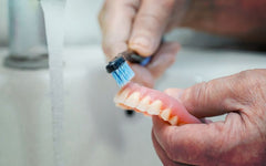 toothbrush cleaning dentures