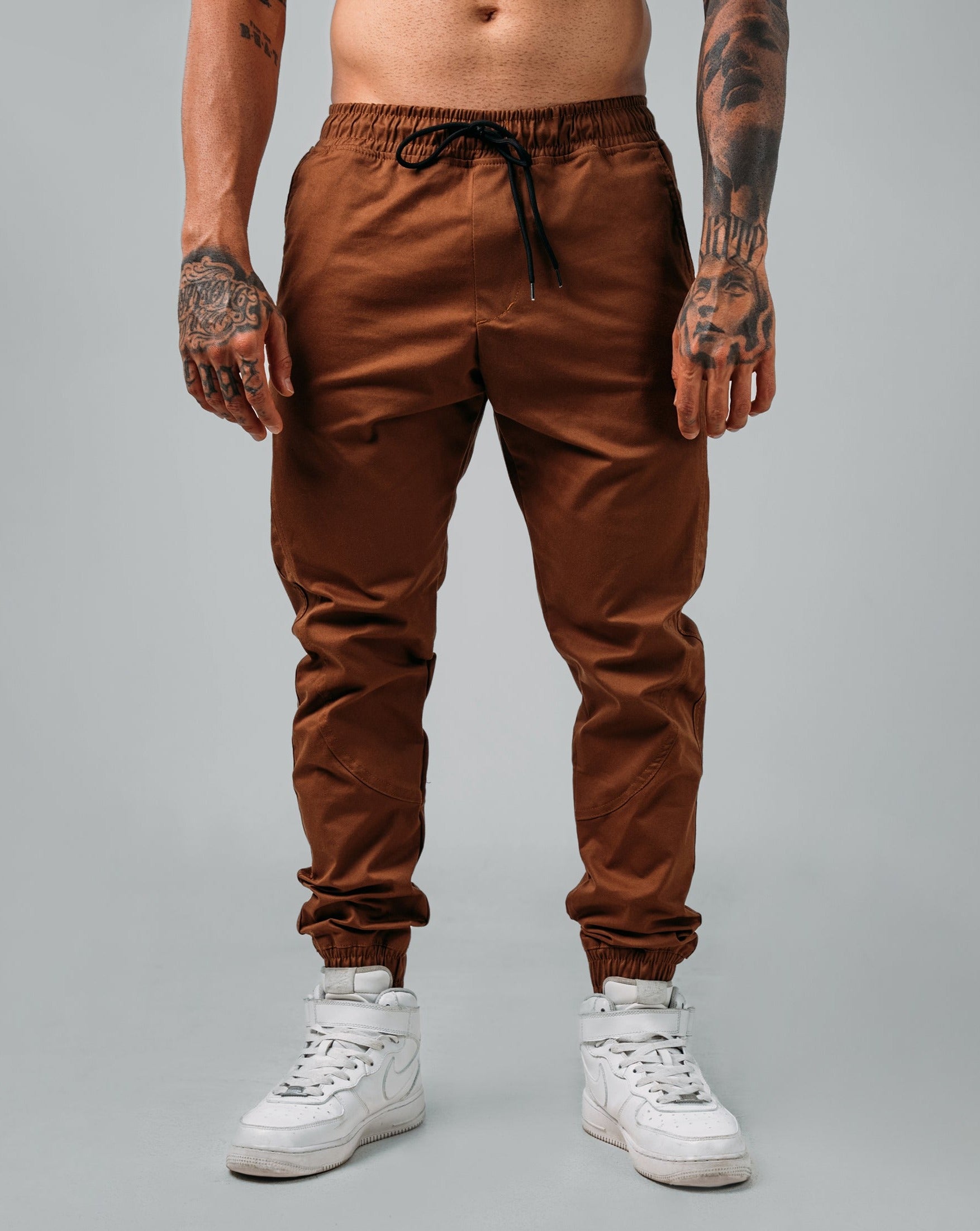 Jogger Clásico Café – Dynamo Brand