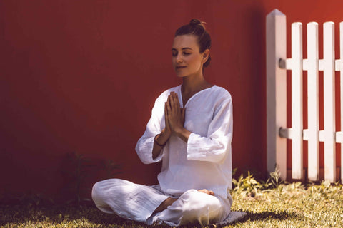 A woman mediating in white clothes
