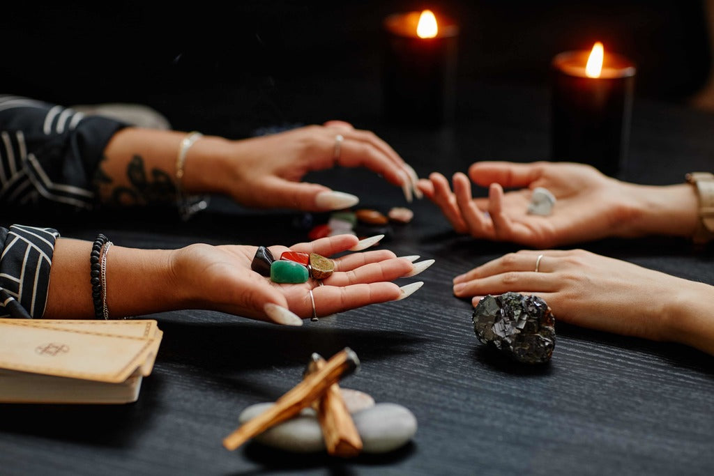 History of crystal reading, a crystal reading seance session.