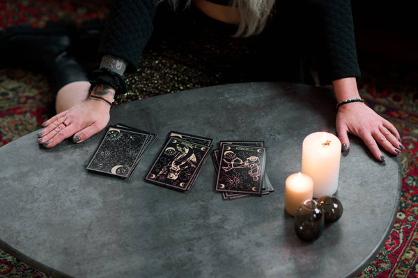 tarot cards in seances on a table