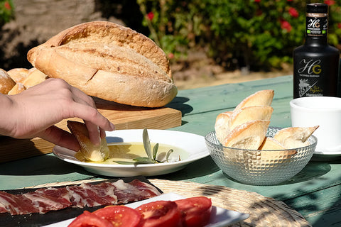 maridar aceite de oliva en desayuno