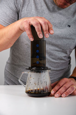 Aeropress durchdrücken