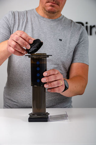 Filter aufsetzen bei AeroPress