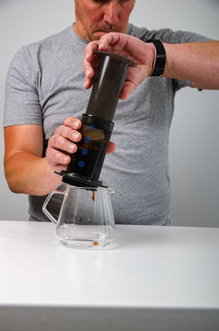 aeropress umdrehen auf Glaskanne