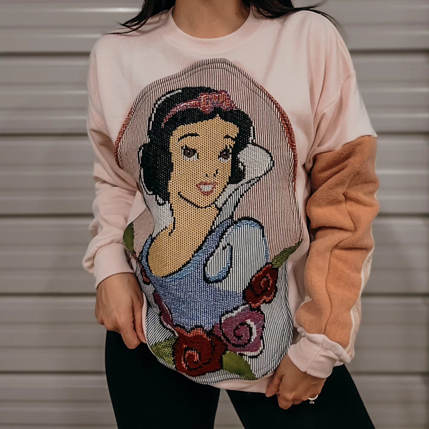 🍎 Disney Snow White tapestry crewneck