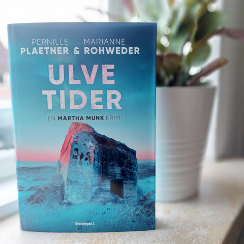 'Ulve tider – en Martha Munk krimi' af Pernille Plaetner og Marianne Rohweder