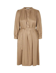 Amber plus size kjole i camel viskose twill