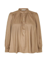 Maisy plus size bluse i camel viskose twill