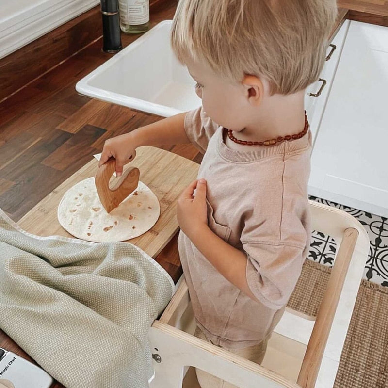 https://cdn.shopify.com/s/files/1/0571/7141/1093/products/MontessoriWoodenChopperforKids-LittlePeaShop14_1024x1024.jpg?v=1685006458