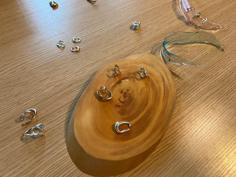 q parisのイヤーカフと、aeruので取り扱う『琉球ガラスの こぼしにくいコップ』製作過程で出たガラス片