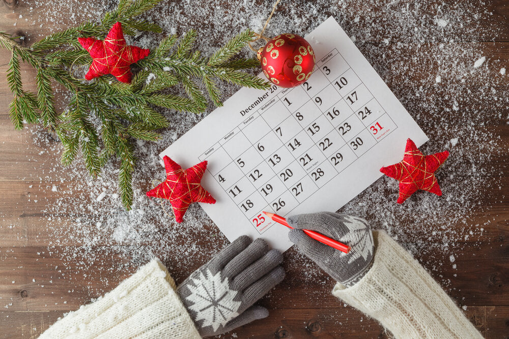 q paris(キューパリ)　カレンダーを見てクリスマスの予定を考える人の手元