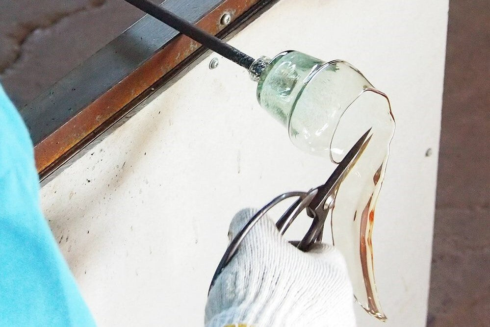 沖縄県から琉球ガラスのこぼしにくいコップ』と製作の様子