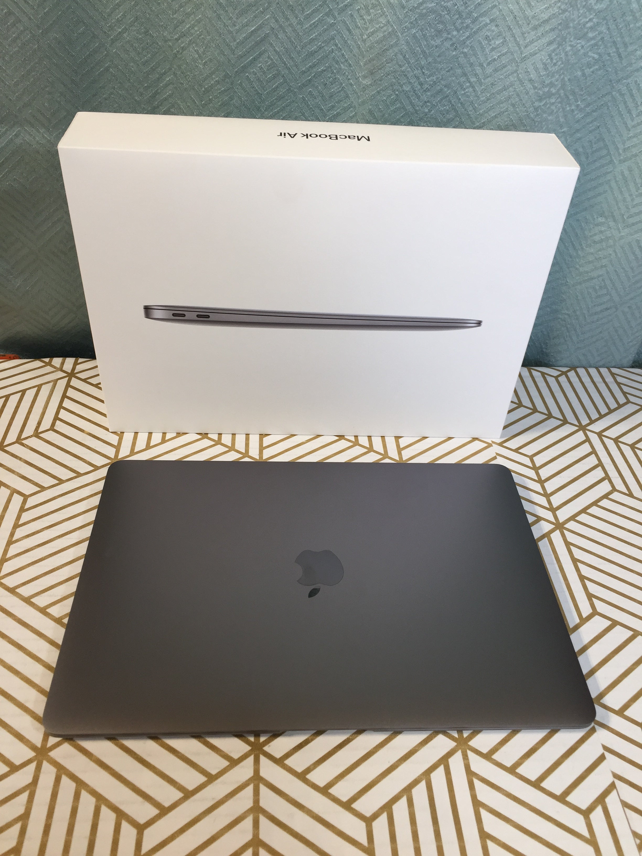 2020 Apple MacBook Air Laptop: Apple M1 Chip, 13” Retina Display, 8GB RAM, 256GB SSD Storage, Backlit Keyboard, FaceTime HD Camera, Touch ID. Works with iPhone/iPad; Space Gray