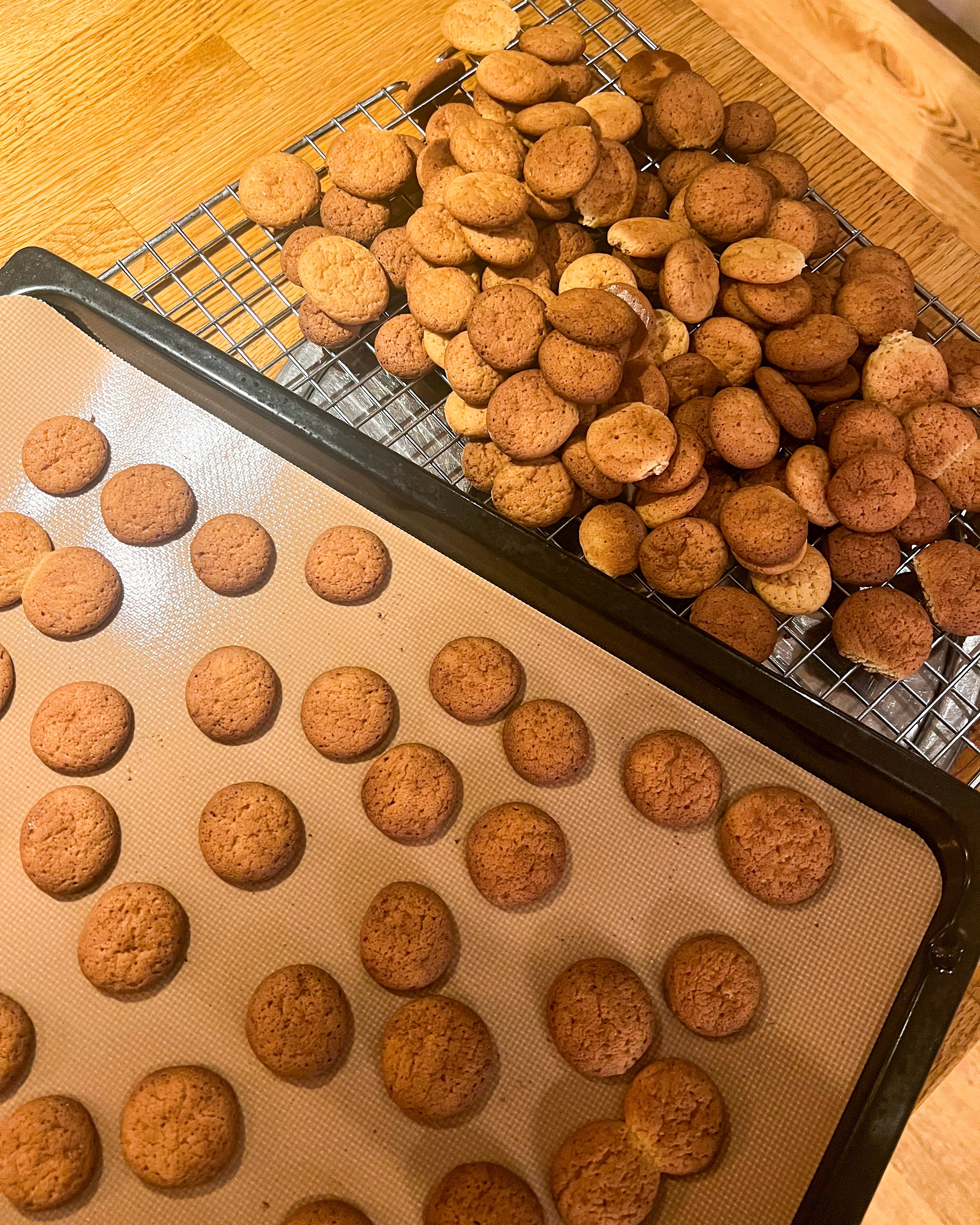 Peppernøtter stekes på gjenbrukbart bakeark i silikon.