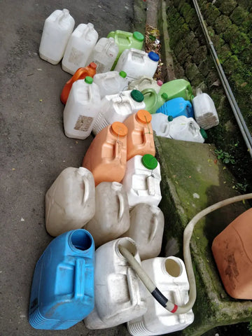 Growing up in the 80s - Jerrycans in queue