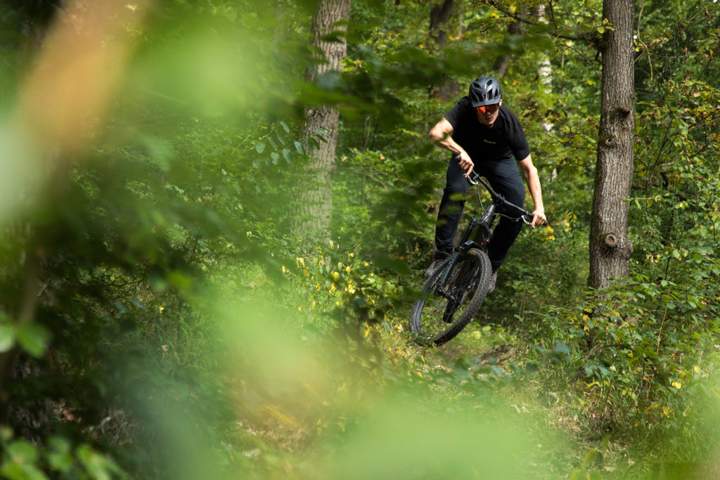 Mountainbiker fährt einen Trail im Wald