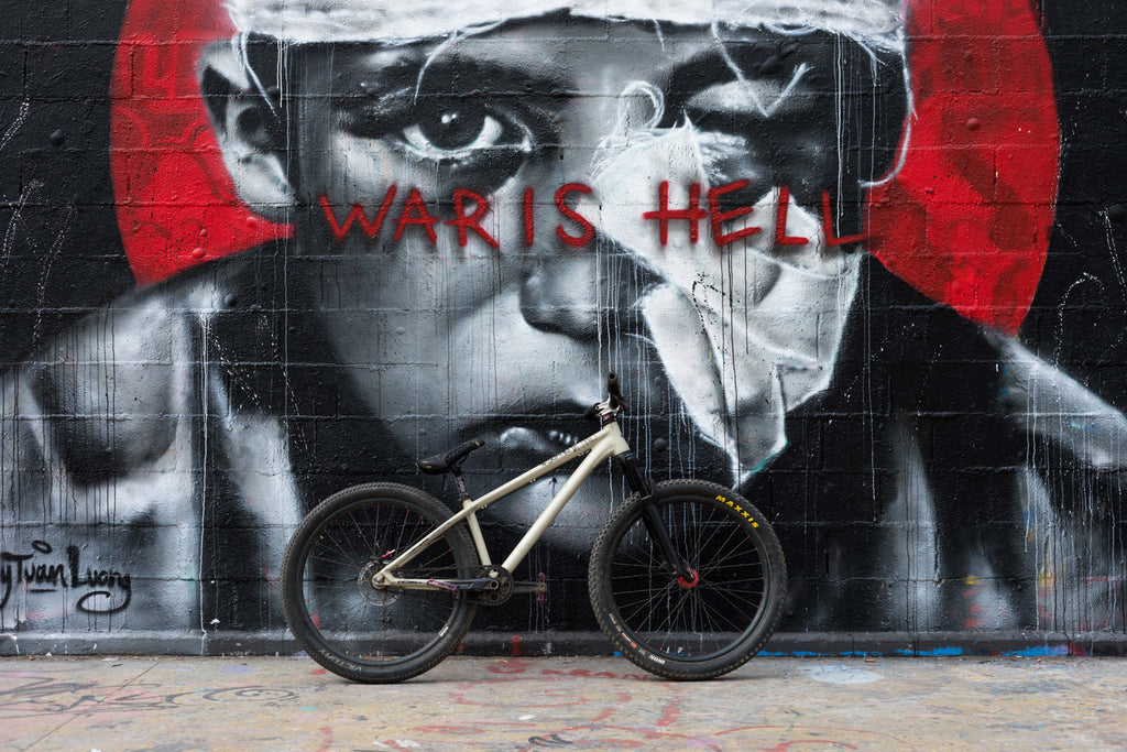 Dirtbike mit 'The Eternal' - 35mm Vorbau vor Graffiti