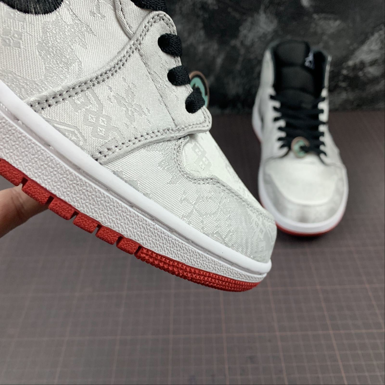 huacaigeng Tuhr Clot X Air Jordan 1 Mid Fearless Basketball Shoe