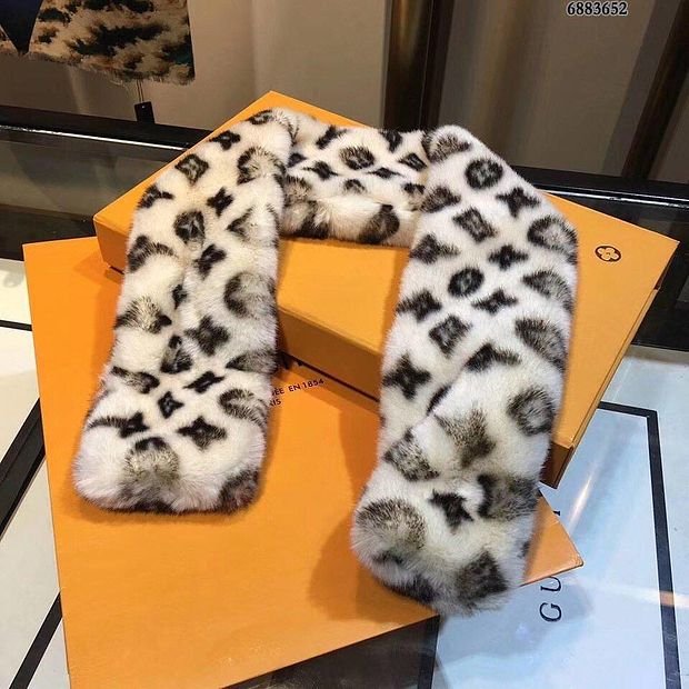 LV Louis Vuitton New Velvet Leopard Print Scarf Comes With A Mat