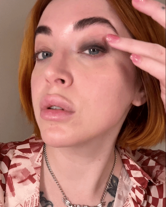Sara Wren applies Milk Makeup Infinity Longwear Eyeliner in Outer Space + blends it out